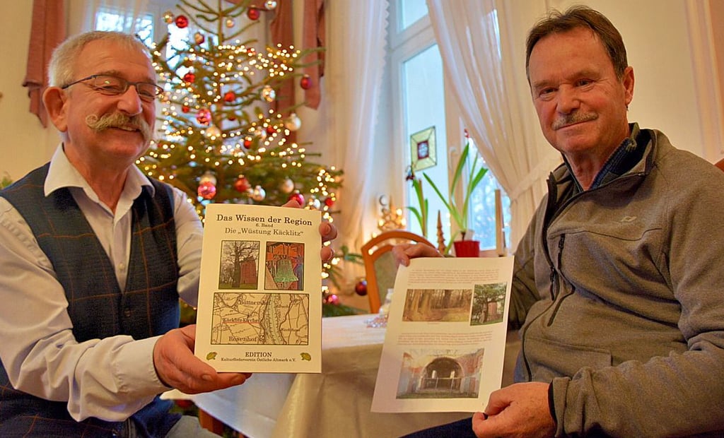 Neuerscheinung in Hohenberg-Krusemark: Eike Trumpf (links) zeigt das neue Buch über Käcklitz (Band VI von ’Wissen der Region’), Autor Jörg Reinecke hält sein Manuskript dazu.