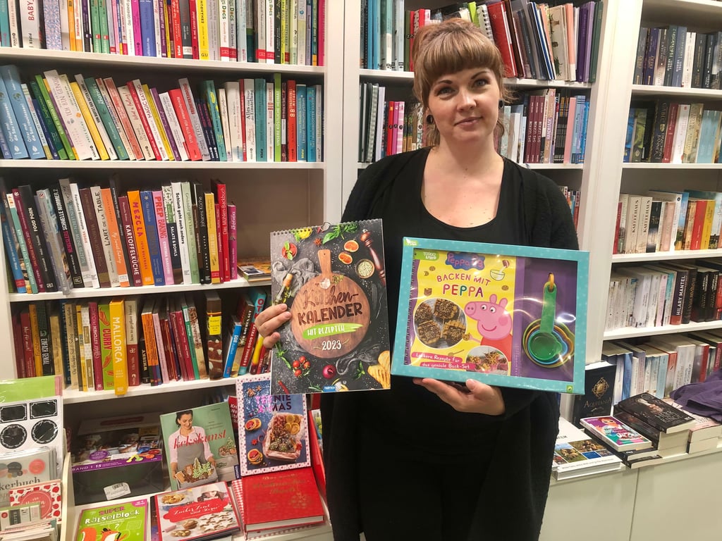 In der Gutenberg-Buchhandlung findet man nicht nur das Zeitzer Rezeptheft, sondern viele andere Kochbücher, aber auch Küchenkalender. Sabine Mehland hat aber auch ein Kinder-Kochset im Regal, damit die kleinen Köche fleißig mit in der Küche helfen können. Keine Frage: Bücher gibt es natürlich für Groß und Klein.