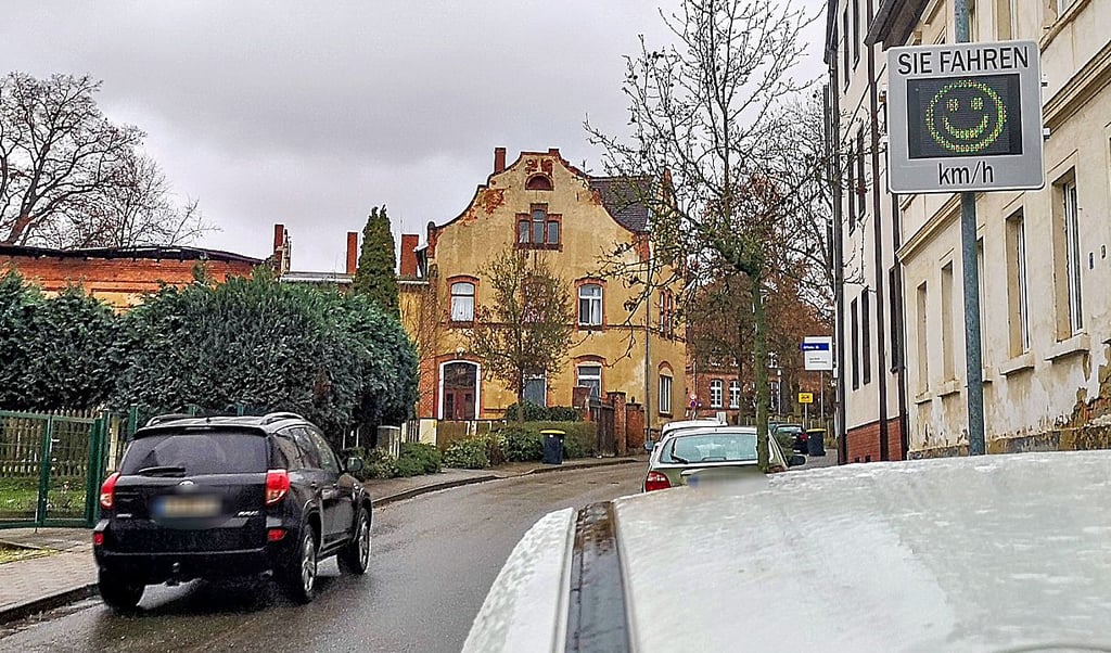 Der „Smiley“, die  digitale Anzeigentafel der Stadt Zeitz für Geschwindigkeitsverstöße, ist jetzt in der Karl-Marx-Straße im Stadtteil Rasberg installiert und bleibt da auch bis über den Jahreswechsel.