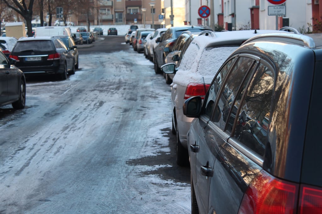 Schnee auf Straßen in der halleschen Altstadt.
