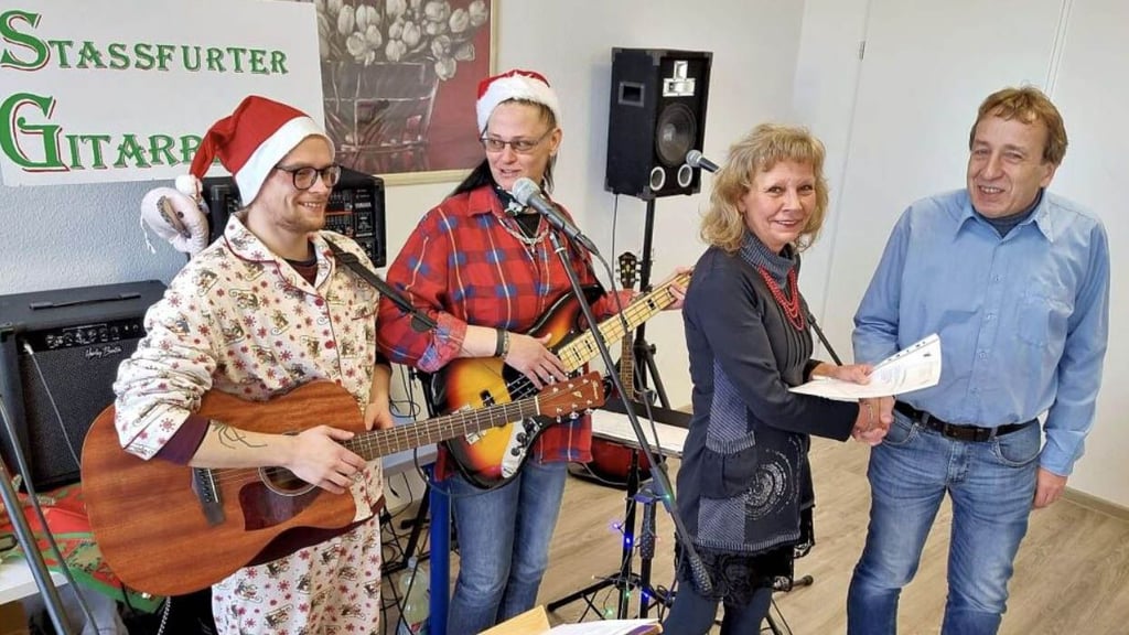 Hobby-DJ Lutz Ebermann (r.) überlässt einen Teil seines bisherigen Equipments dem VHS-Bildungswerk.