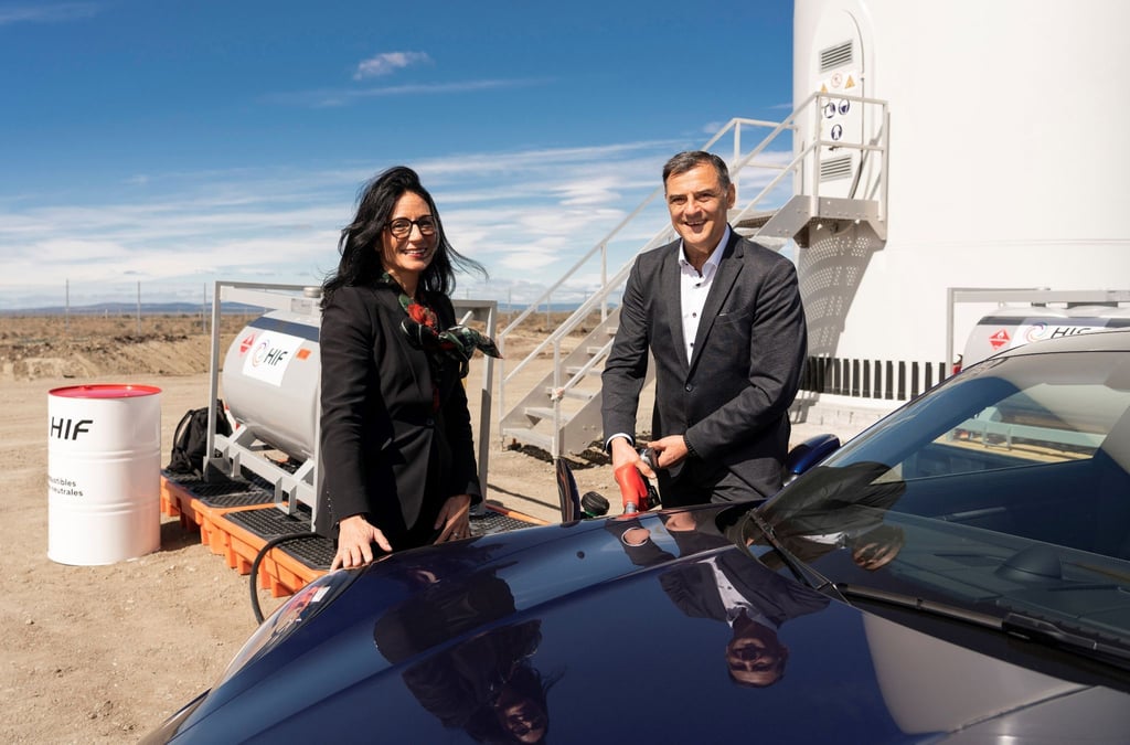 Barbara Frenkel, Porsche-Vorständin für Beschaffung, und Michal Steiner, Porsche-Vorstand für Entwicklung, betanken einen Porsche mit E-Fuel an der Pilot-Anlage Haru Oni im Süden von Chile.