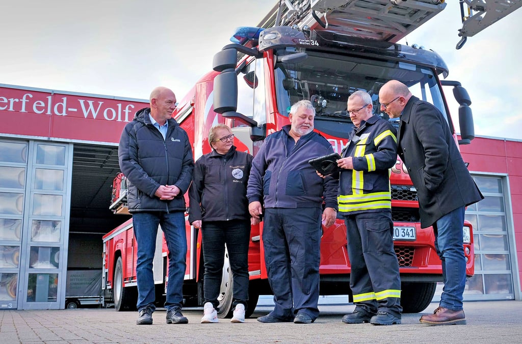 Netzgesellschaft-Chef Mirko Byton (l.) und Stadtwerke-Prokurist Thomas Glauer (r.) übergeben die Tablets an die Feuerwehrleute.