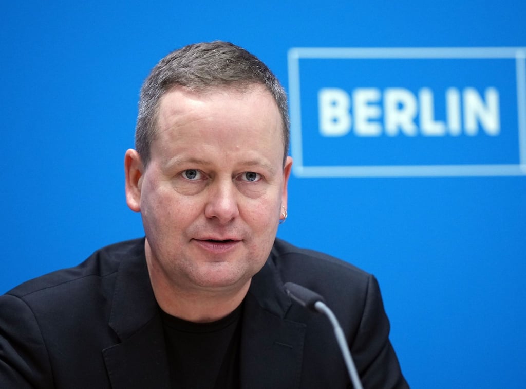 Klaus Lederer (Die Linke), Kultursenator von Berlin, spricht während einer Pressekonferenz.