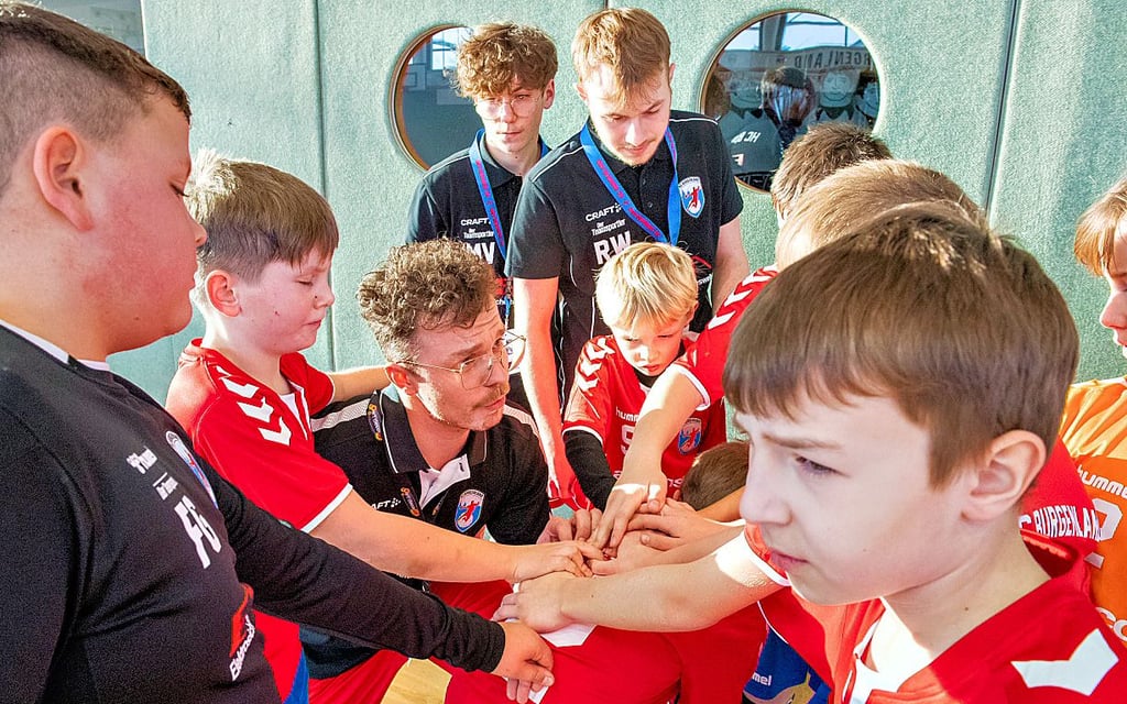 Die Schützlinge der Übungsleiter Stephan Meyer, Martin Voigt und Robert Winkler (3./4./5.v.l.) gewannen 31:25 gegen Klostermansfeld - eigentlich.