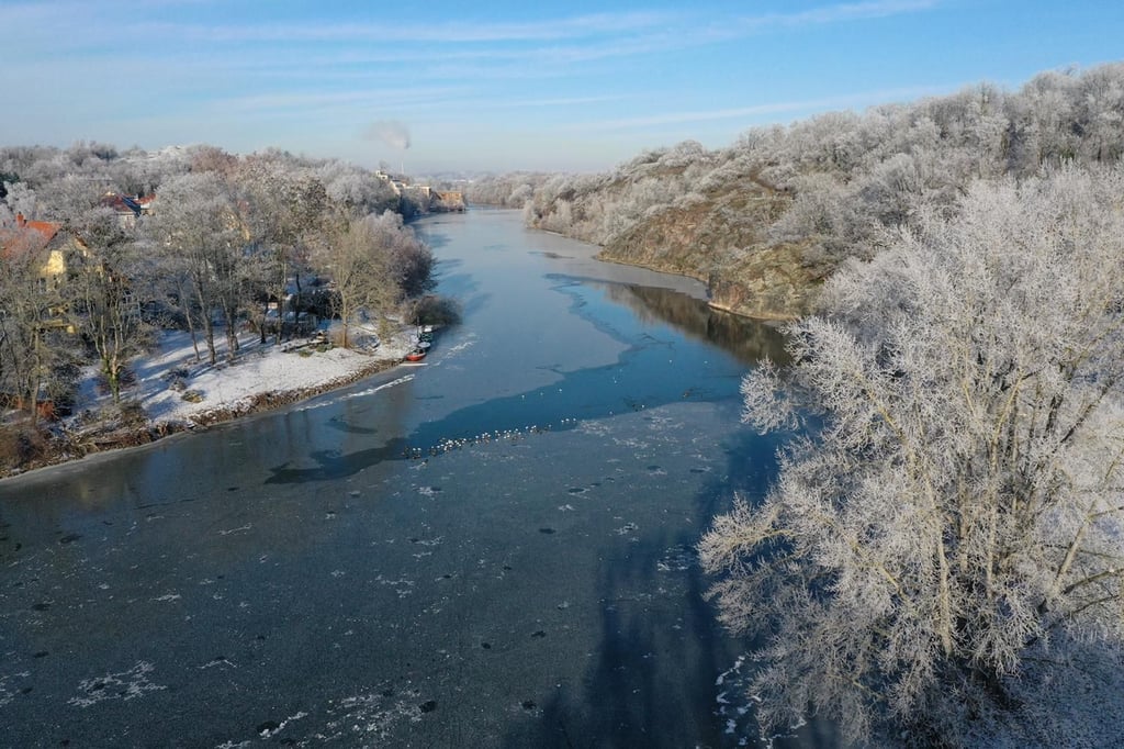 Blick auf die Saale im Winter. Im Wasser wurden sehr hohe Bakterienkonzentrationen gemessen, die Saaleschwimmern Sorgen bereiten.