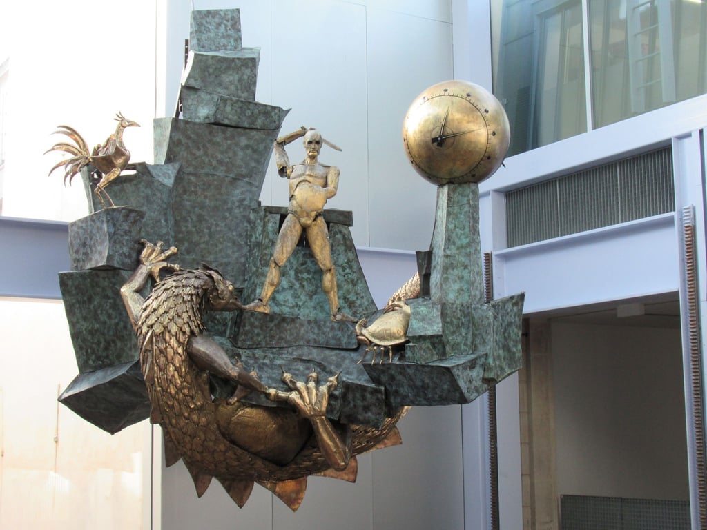 Die Automatenuhr „Le Defenseur du temps“ ist in der Werkschau „Humpty\Dumpty“ des in Berlin lebenden französischen Künstlers Cyprien Gaillard in der Kunststiftung „Lafayette Anticipations“ zu sehen.