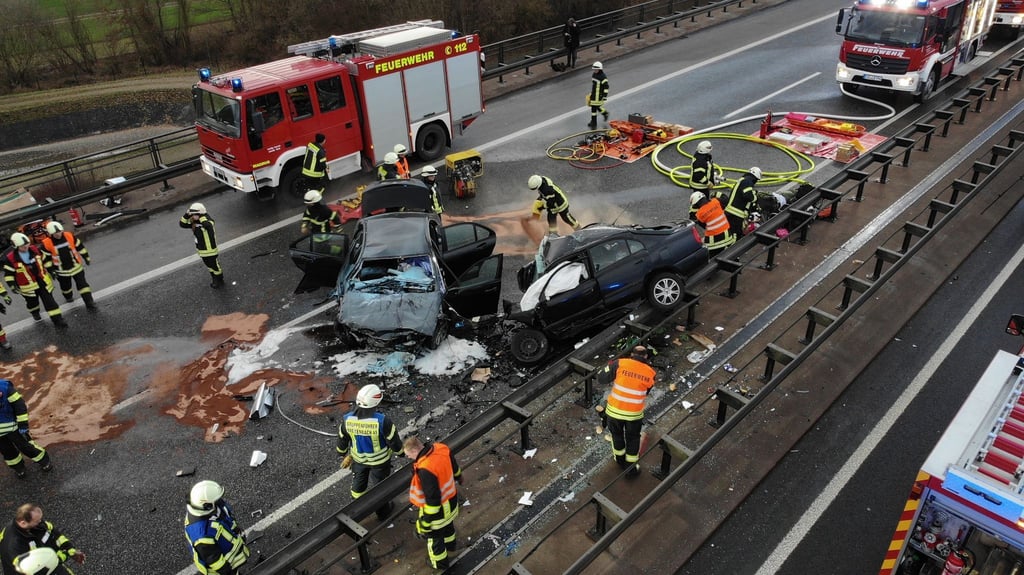 Zwei zerstörte Pkw stehen nach einem Frontalzusammenstoß bei dem drei Menschen starben.
