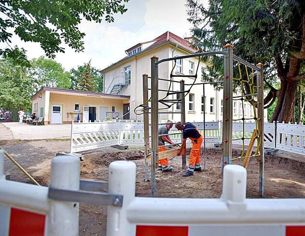 Der Schulhof in Rösa - hier bei früheren Arbeiten am Klettergerüst - soll ein neues Antlitz bekommen.