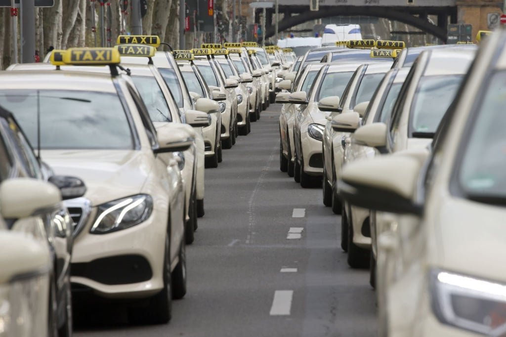 Taxis stehen in Dreierreihen auf der Puschkinallee im Bezirk Treptow.