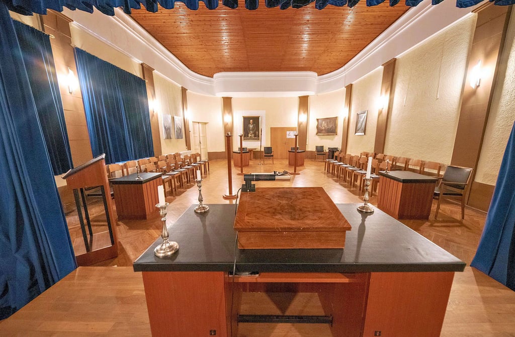 Blick in den Tempel. In diesem Rahmen finden die Treffen der Logenbrüder statt - unter Ausschluss der Öffentlichkeit. Im Saal - dann aber mit anderer Ausstattung - finden auch zahlreiche Veranstaltungen oder Treffen von Vereinen statt.