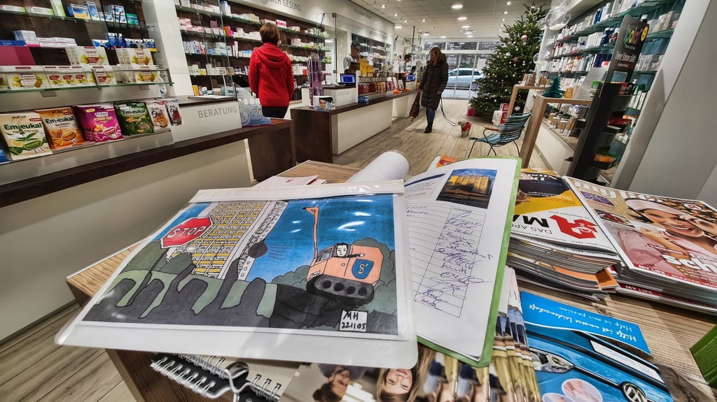 In der Jacobi-Apotheke haben bereits 30 bis 40 Menschen für den Erhalt des Gebäudes unterschrieben.