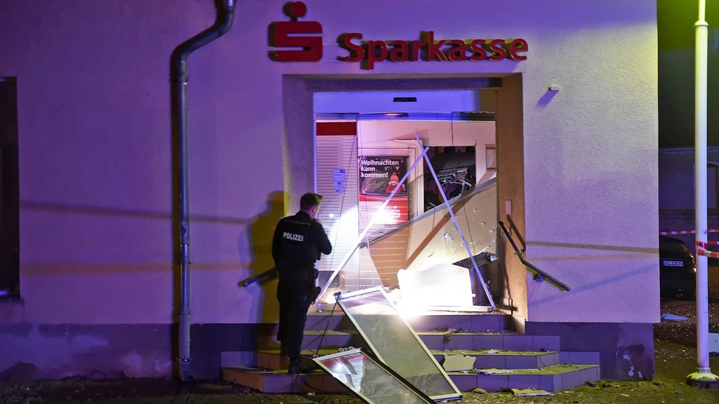 Die Sparkassenfiliale in Frose wurde bei der Sprengung eines Geldautomaten komplett verwüstet.