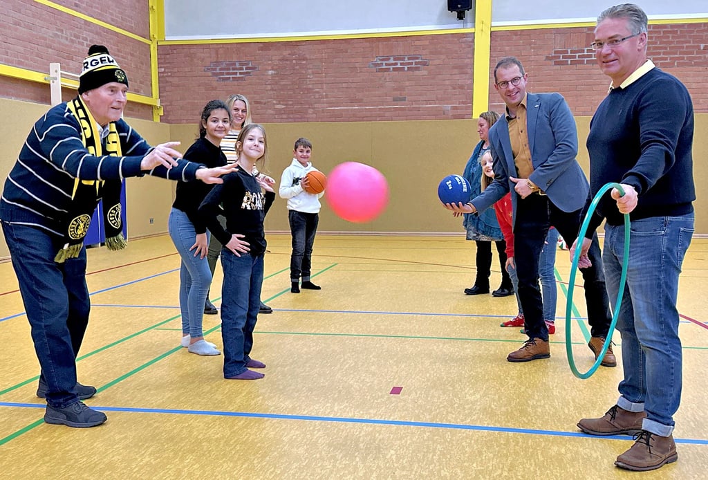 Endlich können wieder Bälle geschmettert werden: Nach knapp zweieinhalbjähriger Bauzeit wurde die Sporthalle Burg-Süd mit sportlichen Einlagen wieder eröffnet.