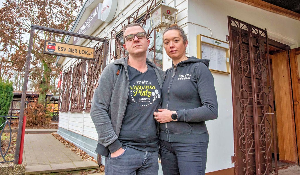 Auch sie wurden Opfer der jüngsten Einbruchsserie in Vereinsheime und Gaststätten: Lokheim-Betreiber Kathi und Andreas Mülder.
