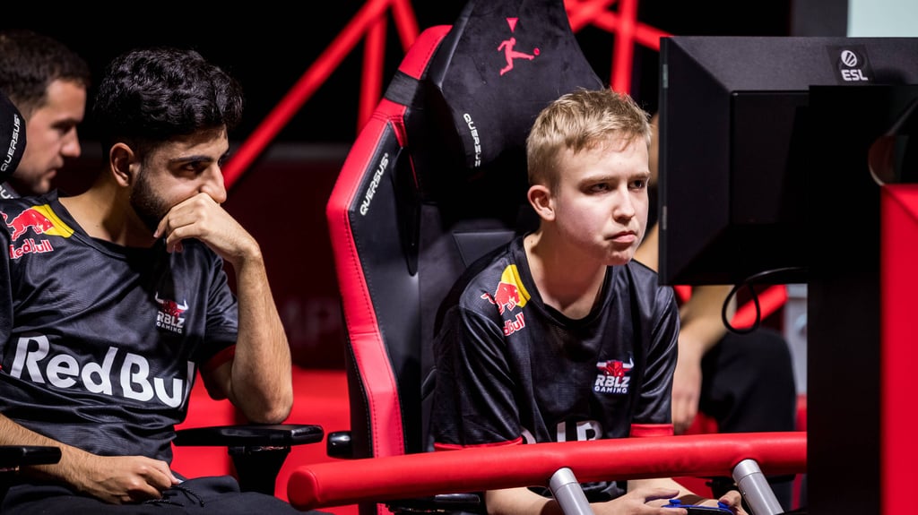 Umut Gültekin (l.) und Anders Vejrgang von RB Leipzig sind in der Süd-Ost-Division der Virtual Bundesliga Club Championship nicht zu stoppen.