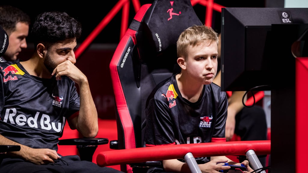 Umut Gültekin (l.) und Anders Vejrgang von RB Leipzig sind in der Süd-Ost-Division der Virtual Bundesliga Club Championship nicht zu stoppen.