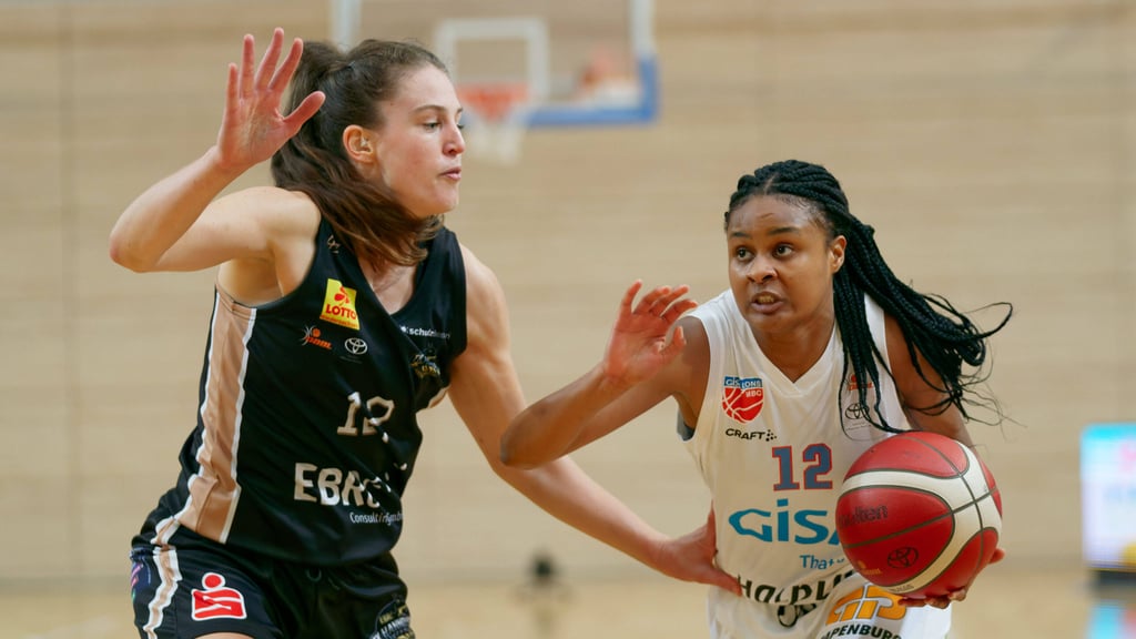 Fatou Jallow (r.) läuft nicht mehr für den Gisa Lions MBC auf.