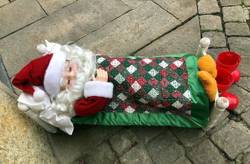 Noch schnarcht der bekannteste Zeitzer Weihnachtsmann in seinem Bett vor der Goldschmiede Schmucker Otto am Zeitzer Roßmarkt – wo man natürlich auch noch feine Geschenke finden kann – vor sich hin und träumt von seinen Rentieren. Aber keine Angst: Pünktlich am Heiligabend wird er von Andreas Otto geweckt und geht auf Tour. (