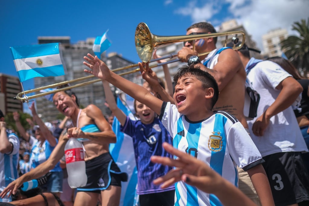 Argentinier feiern in Mar del Plata den Sieg ihrer Mannschaft.
