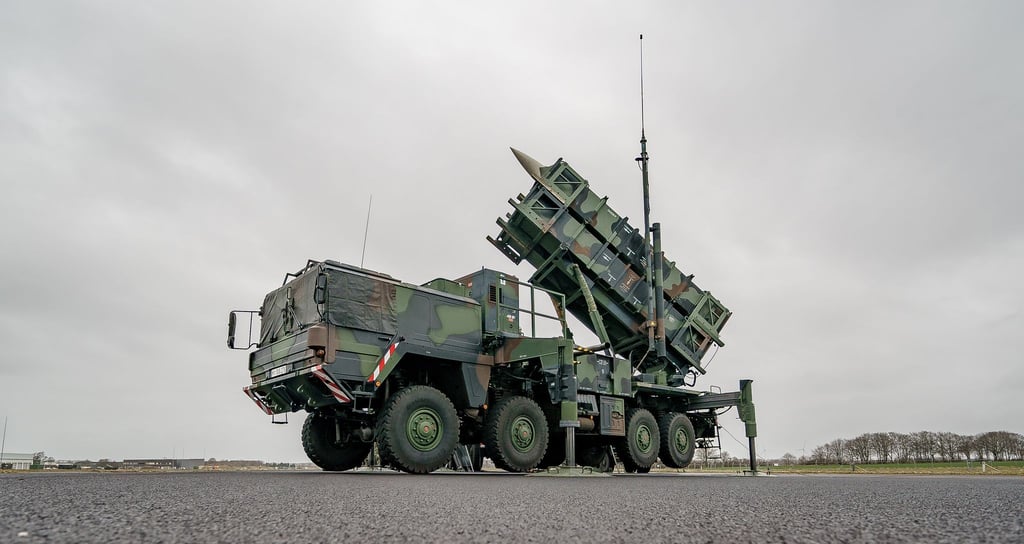 Ein gefechtsbereites Flugabwehrraketensystem vom Typ „Patriot“ des Flugabwehrraketengeschwaders 1 der Bundeswehr auf dem Flugfeld des Militärflughafens Schwesing.