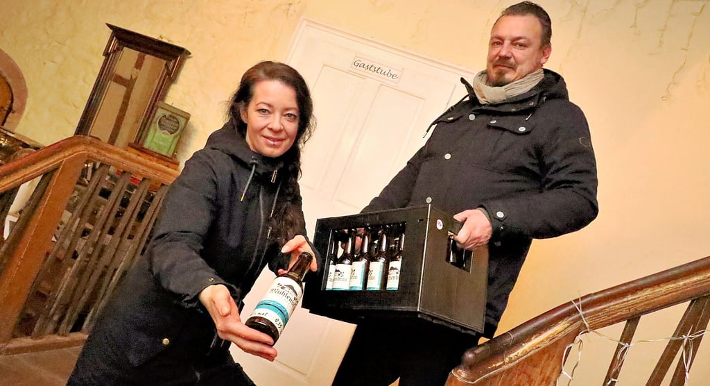 Babette Mühlstädt und ihr Mann Jan in der historischen Stadtmühle mit ihrem Allstedter Mühlenbräu.