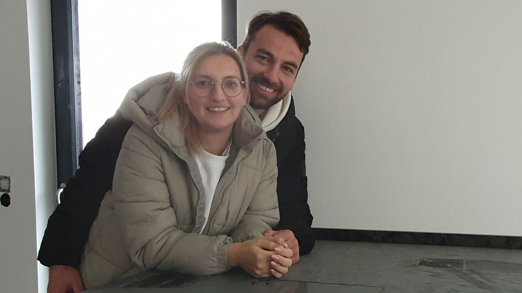Christian Beck und seine Frau Paulin freuen sich über ihre neue Küche im neuen Eigenheim im Osten von Magdeburg - und über den baldigen Nachwuchs. Der Ex-FCM-Spieler wird 2023 zum zweiten Mal Vater.