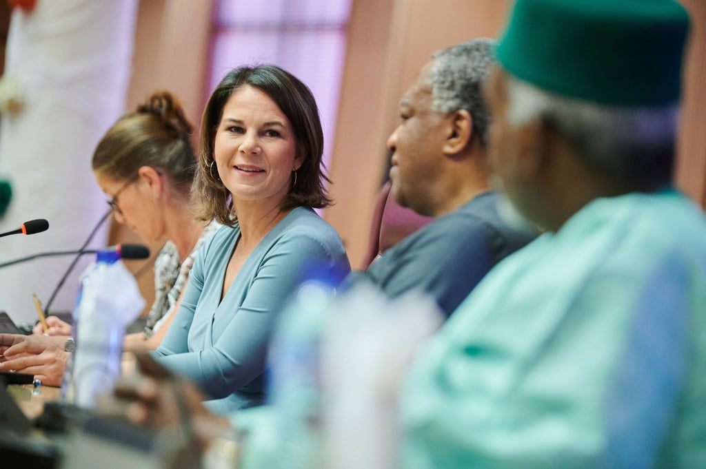 Annalena Baerbock (Bündnis 90/Die Grünen) spricht in der Pressekonferenz im Außenministerium in Abuja.