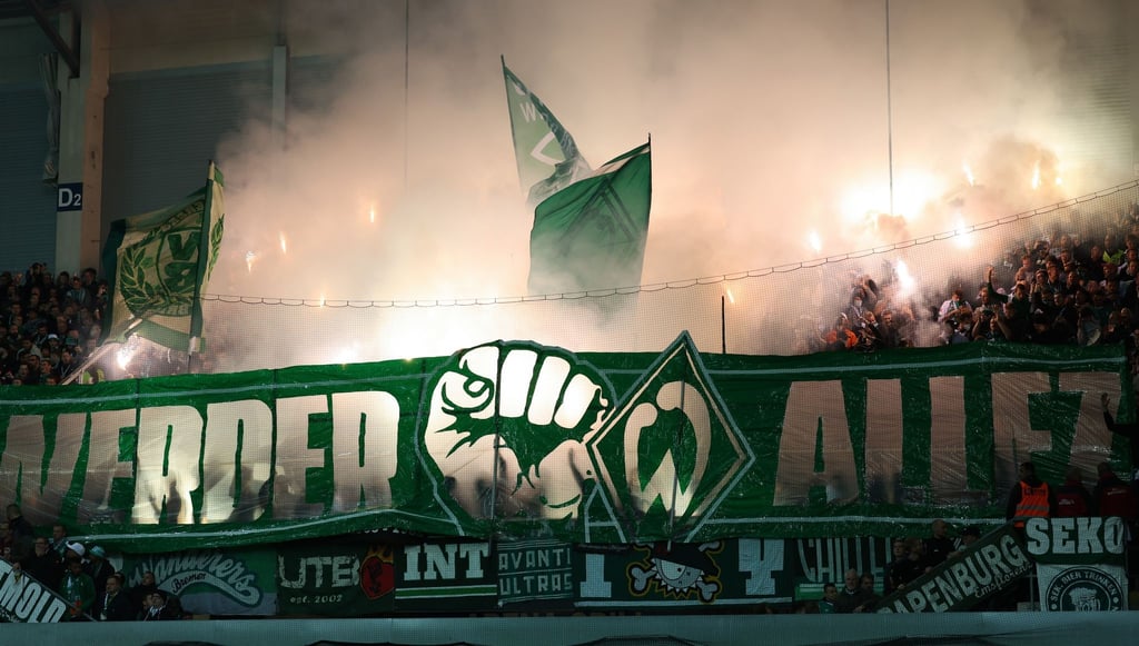 Bremer Fans zünden Pyrotechnik.