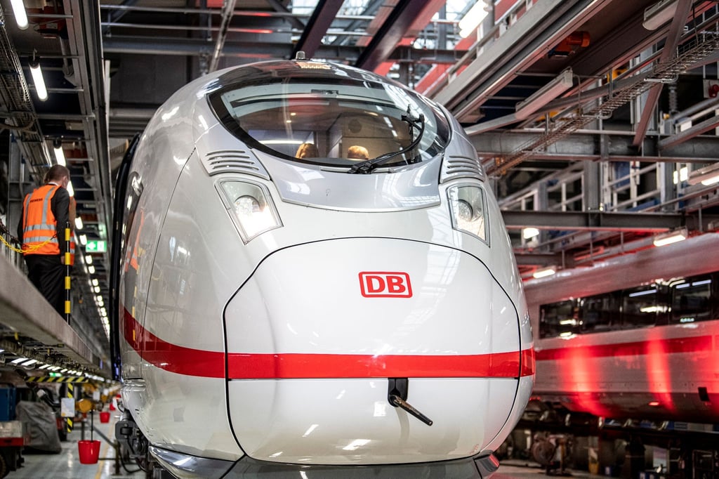 Das Logo der der Deutschen Bahn ist an einem Zug im ICE-Betriebswerk in Rummelsburg zu sehen.