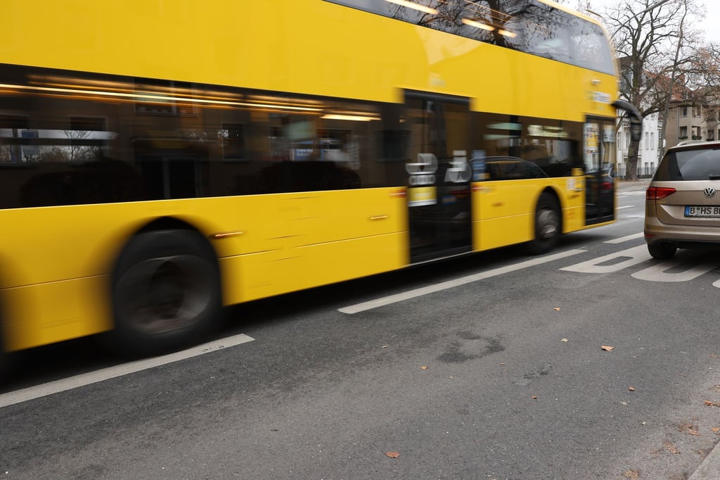 Ein Bus der BVG fährt durch Berlins Straßen.