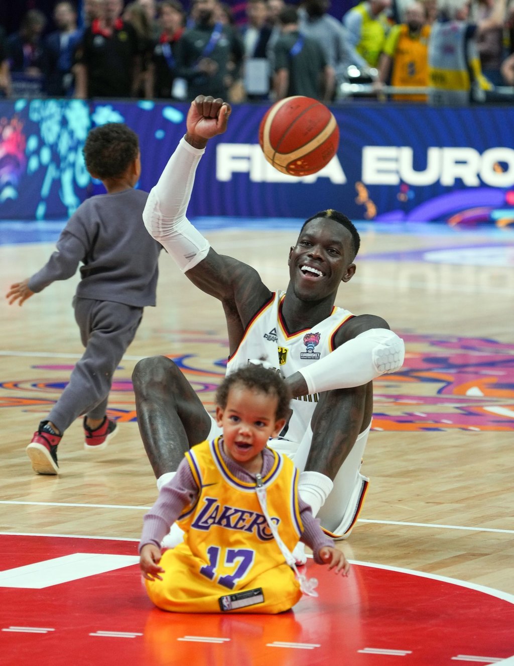 Wurde erneut Vater: Dennis Schröder mit seinen ersten beiden Kindern auf dem Spielfeld.