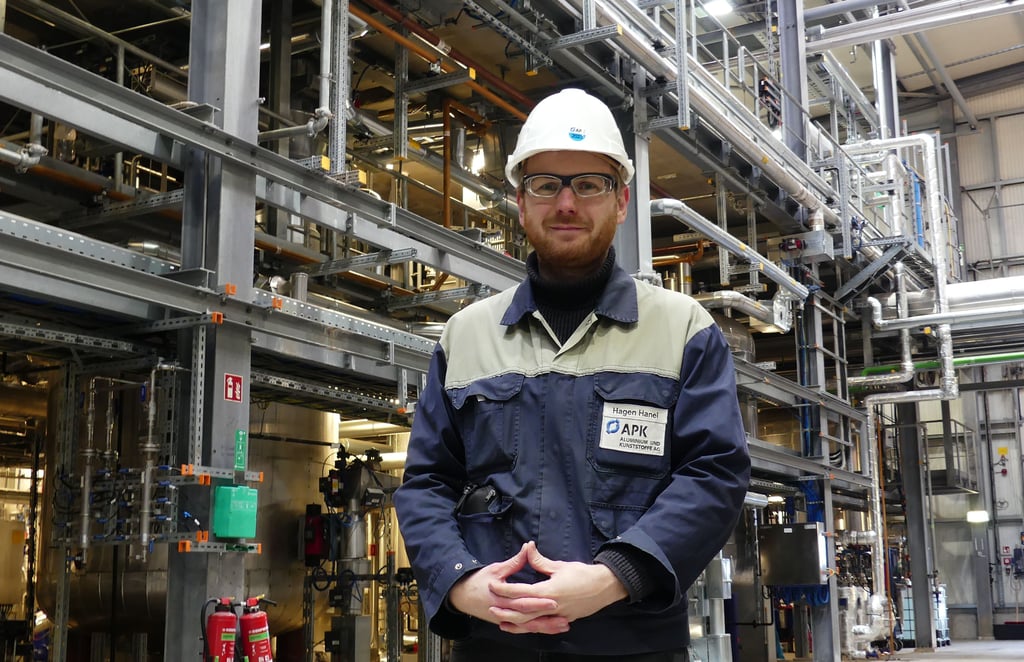 Technologieleiter Hagen Hanel von der APK AG zeigt die Anlage des lösungsmittelbasierten Recyclings.