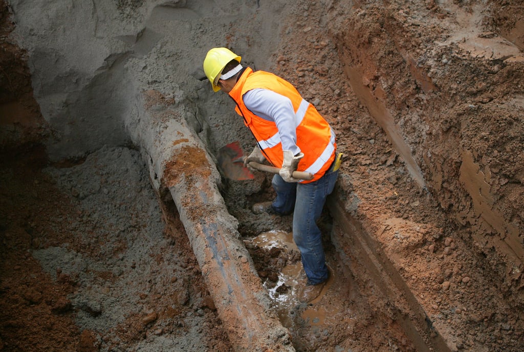 Ein Arbeiter schaufelt in einem Erdloch eine beschädigte Wasserleitung frei. In Kalbe werden im kommenden Jahr viele Arbeiten im Schmutzwasserbereich ausgeführt.