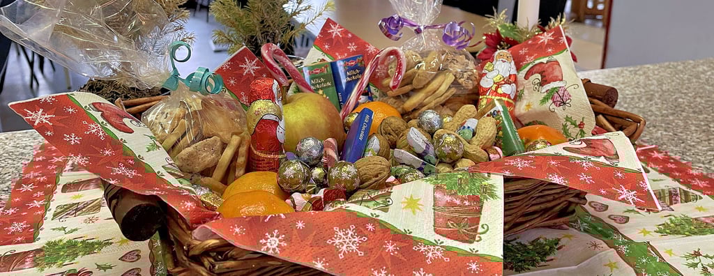 Selbstgebackene Kekse, Nüsse, Schokolade, Mandarinen, Äpfel – an solchen buntenTellern erfreuten sich die Besucher des Mehrgenerationenhauses Salzwedel in der Adventszeit. Doch nicht überall sahen die weihnachtlichen Teller mit Naschereien so aus und früher schon gar nicht.