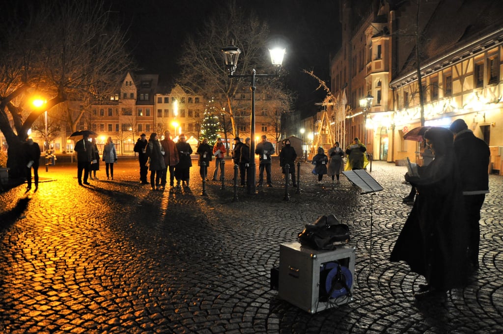 Nicht nur in Wolfen-Nord, sondern auch auf dem Bitterfelder Markt wird das nächstliche Singen am Heiligen Abend zur Tradition.