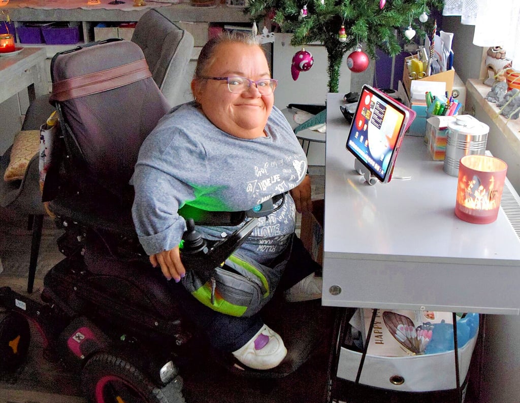 Julia Blume ist gern unter Menschen, sie fährt gern mit ihrem Rollstuhl durchs Dorf, aber sie liebt es auch, mit Tablet und Handy mit anderen Menschen in Verbindung zu sein.