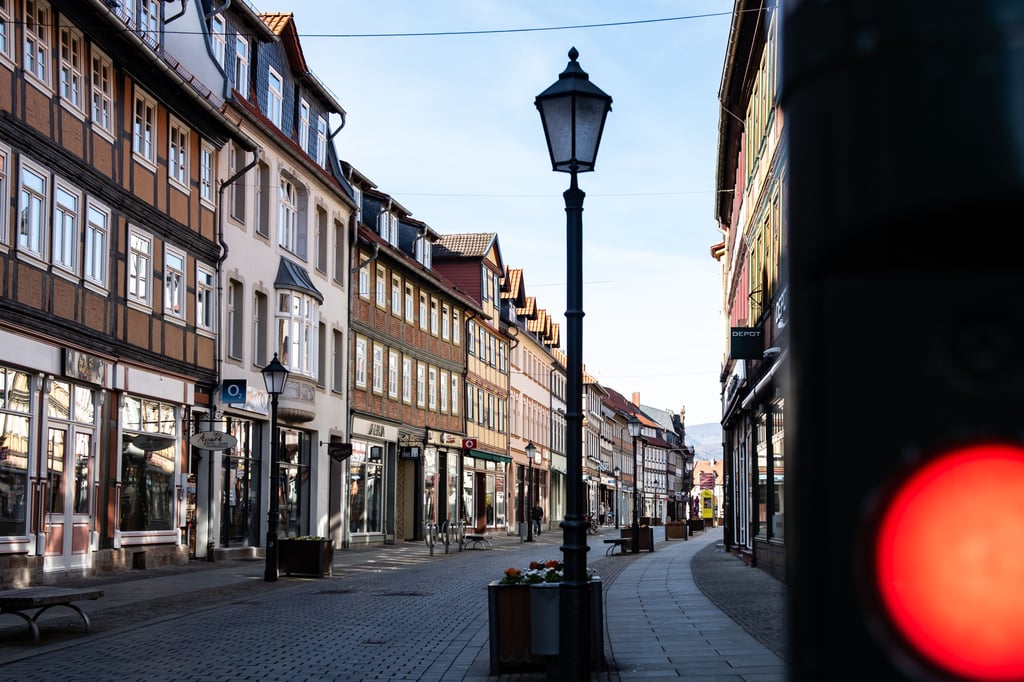 Blick in die Breite Straße in Wernigerode: In der Innenstadt ist ein Notarzt bei einem Einsatz schwer verletzt worden.