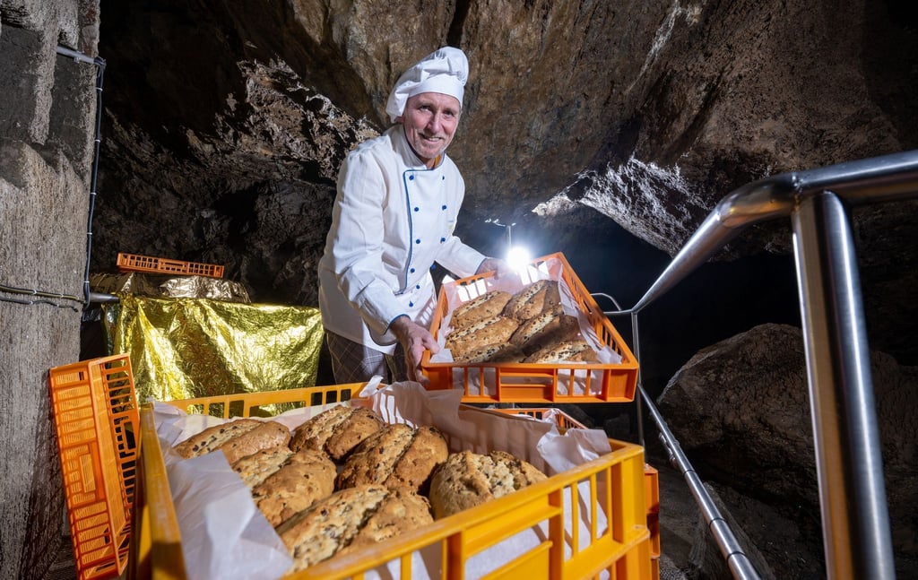 Sechzehn Meter unter der Erde lagert Bäckermeister Volker Wunderlich seine Weihnachtsstollen in der Drachenhöhle Syrau im Vogtland ein. Das Klima ist optimal, macht den Stollen lange haltbar.