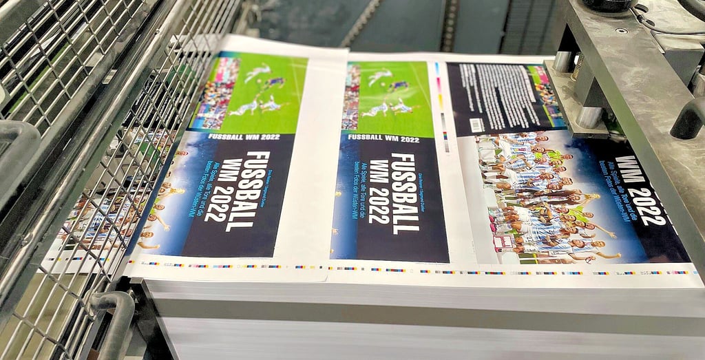 Bis zur Siegerehrung musste die Drucker warten, um die letzten Seiten der Bildbände für die Fußball-Weltmeisterschaft zu drucken. Im Grafischen Centrum Cuno entstanden gleich drei Titel, die von verschiedenen Verlagen in Auftrag gegeben wurden und demnächst im Handel sein werden.