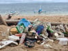 Im Oktober und November werden durch den Monsunregen und heftige Westwinde tonnenweise Abfälle aus dem Meer und von Schiffen an Balis Küsten gespült.