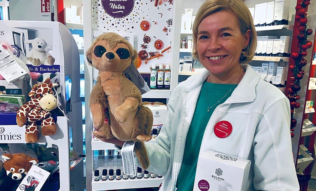 Renner in diesem Jahr in Apotheken sind Wärmetierchen. Das Erdmännchen präsentiert Diana Jankovics vom Kundenservice der Roland Apotheke in Stendal.