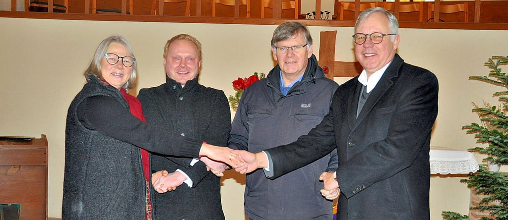Machten sich gemeinsam stark für das neue Geläut: Pastorin Johanna Brilling, Landrat Steve Kanitz, Vize-Kirchenratsvorsitzender Matthias Arndt und Sparkassenvorstand Hans-Jürgen Behr.