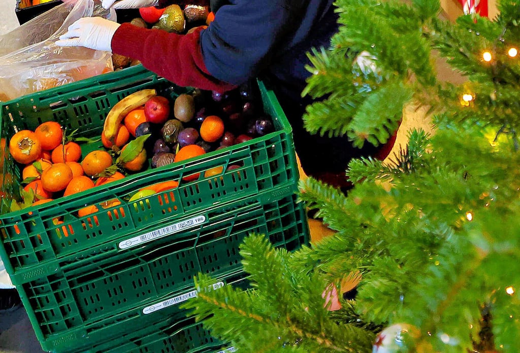 Bis auf sehr wenige Mandarinen und Apfelsinen wurde am Mittwoch in der Klötzer Tafelausgabestelle alles verteilt. Dabei schauten die ehrenamtlichen Tafelhelfer genau hin, damit alle Bedürftigen Lebensmittel zum Weihnachtsfest mit nach Haus nehmen konnten.