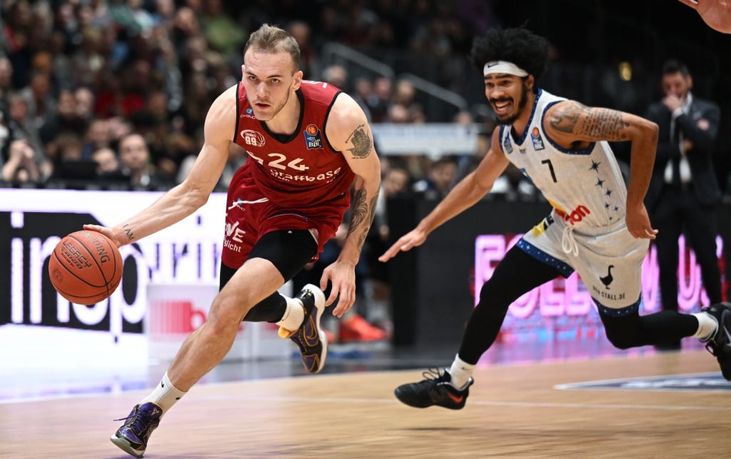 Der Chemnitzer Arnas Velicka (l) und Crailsheims Otis Livingston kämpfen um den Ball.