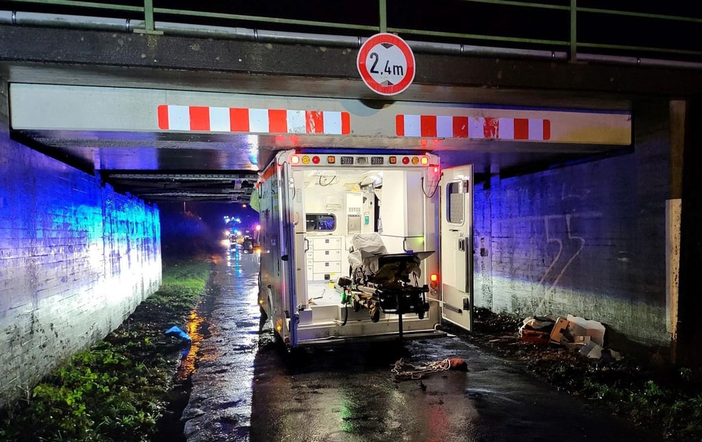 Ein Rettungswagen steht eingeklemmt in einer Unterführung.