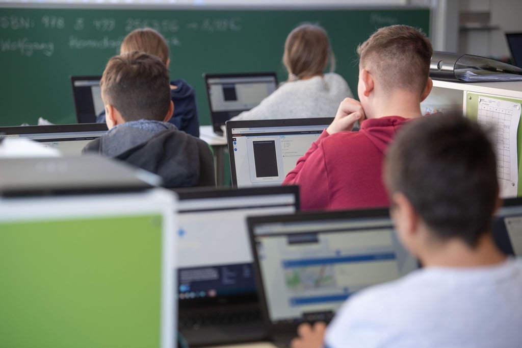Unterricht mit Laptops: Schülerinnen und Schüler einer 9. KLasse im Klassenzimmer.