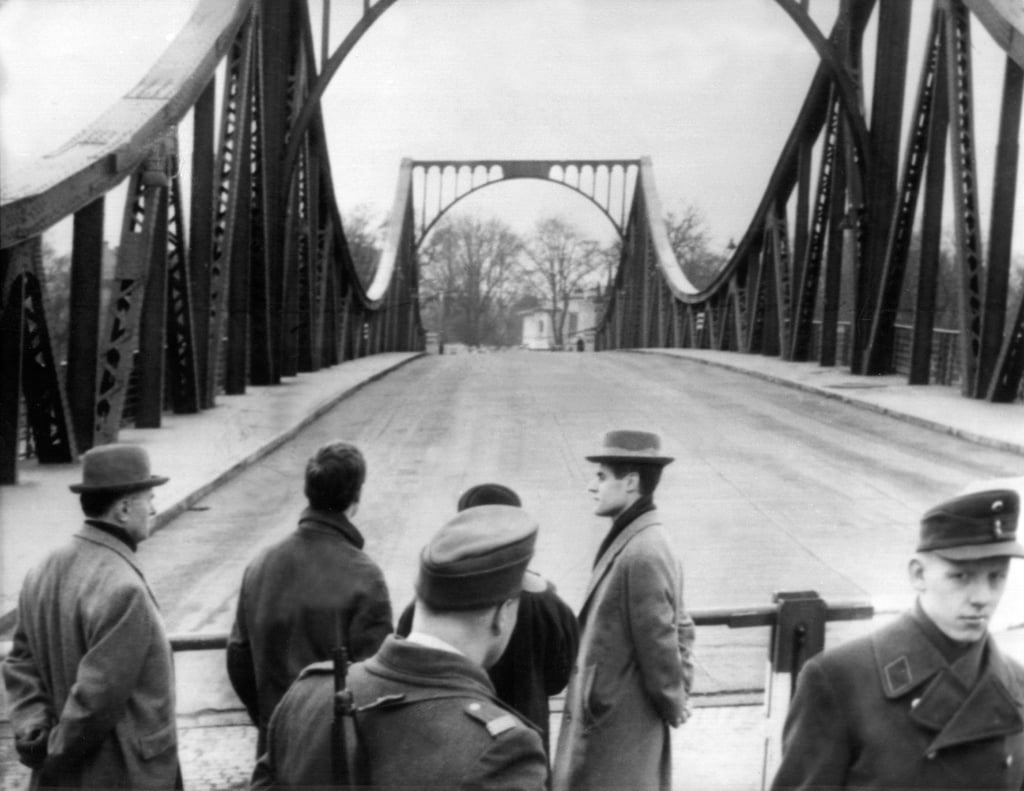 Der Schlagbaum auf West-Berliner Seite kurz nach dem ersten Agentenaustausch 1962.