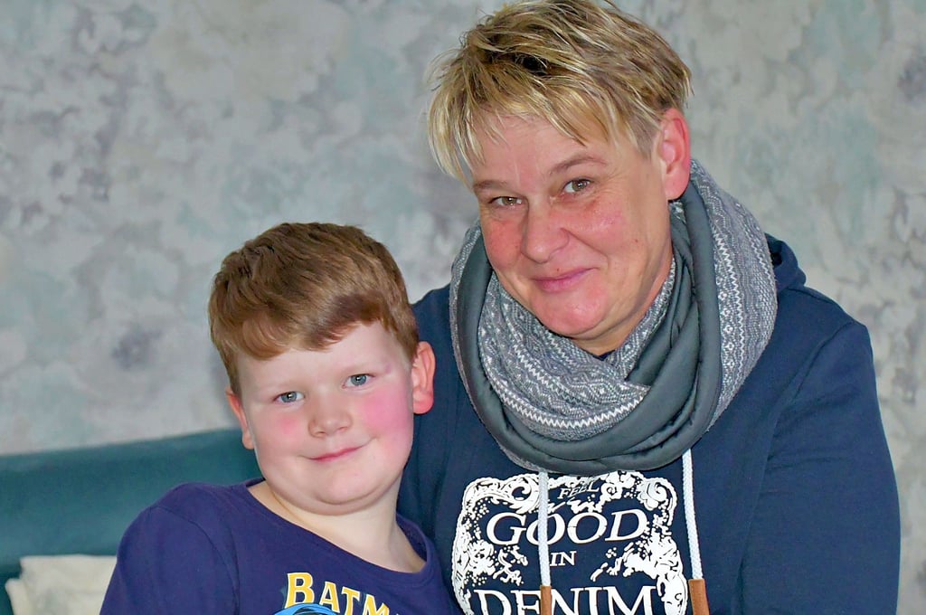 Monique Ferchland mit ihrem Enkel Liam aus Barleben.