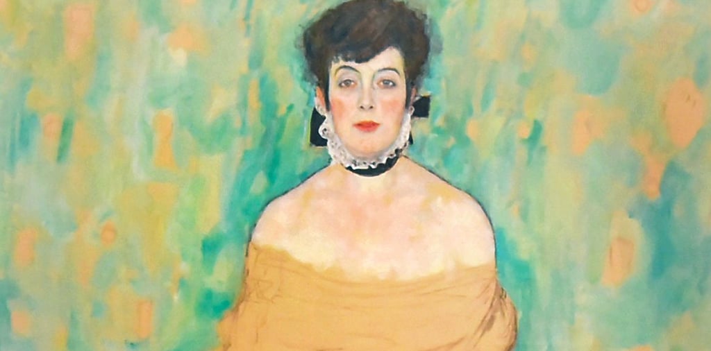 Das Publikum der Moritzburg ist vorrangig weiblich und insgesamt überdurchschnittlich gebildet: Besucherinnen betrachten im November 2018 das Gemälde „Amalie Zuckerkandl“ in der Gustav Klimt-Sonderausstellung.
